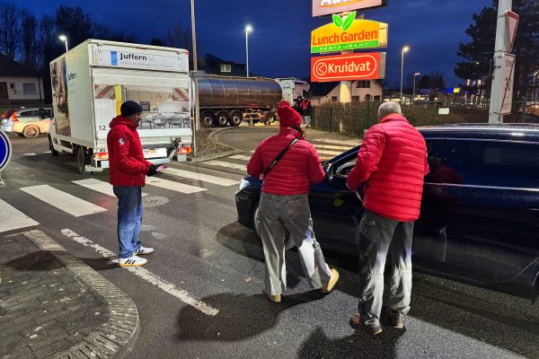 Gewerkschaftsvertreter verteilen Flyer an einen Autofahrer am Kreisverkehr an der Herbesthaler Straße Kreuzung Hochstraße