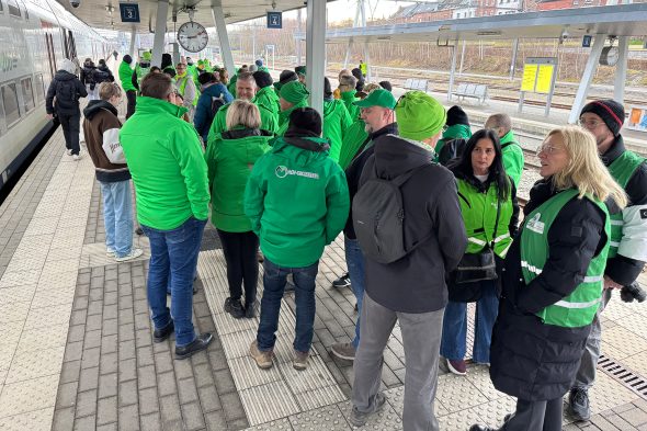 CSC-Gewerkschafter stehen auf einem Bahnsteig im Bahnhof von Welkenraedt
