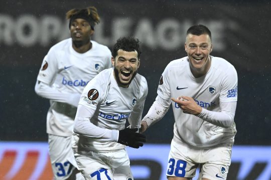 Genk-Spieler jubeln nach einem Torschuss