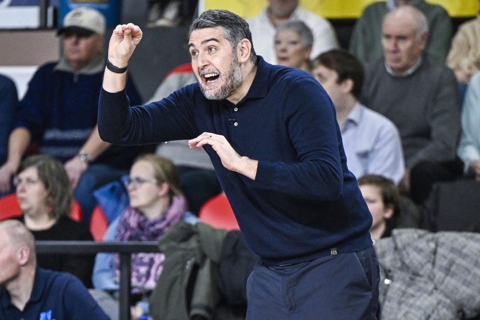 Basketball-Trainer Georgios Dedas steht am Spielfeldrand und gestikuliert
