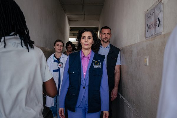 Hadja Lahbib geht bei ihrem Besuch eines Krankenhauses in Goma durch einen Flur, um sie herum ist unter anderem medizinisches Personal