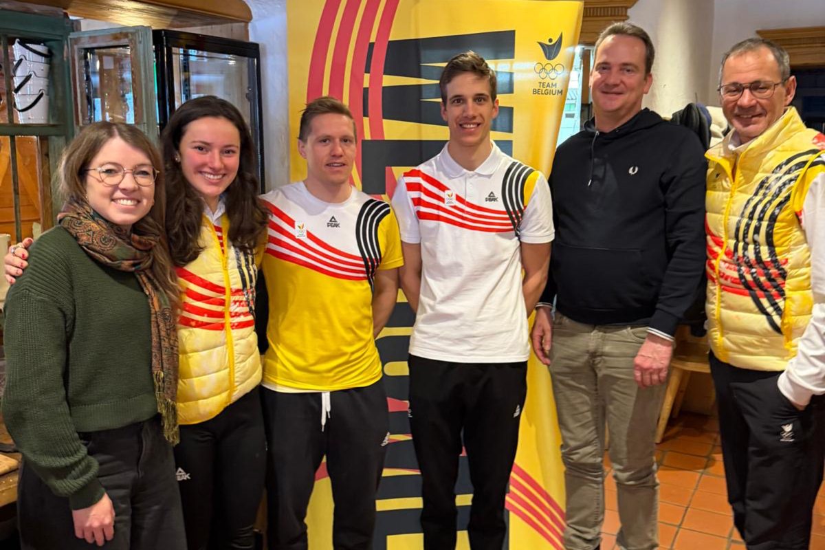 DG-Gemeinschaftssenatorin Liesa Scholzen, Marisa Emonts, Thierry Langer, Marek Mackels, DG-Ministerpräsident Oliver Paasch und Delegationsleiter Philippe Heck posieren für ein Foto