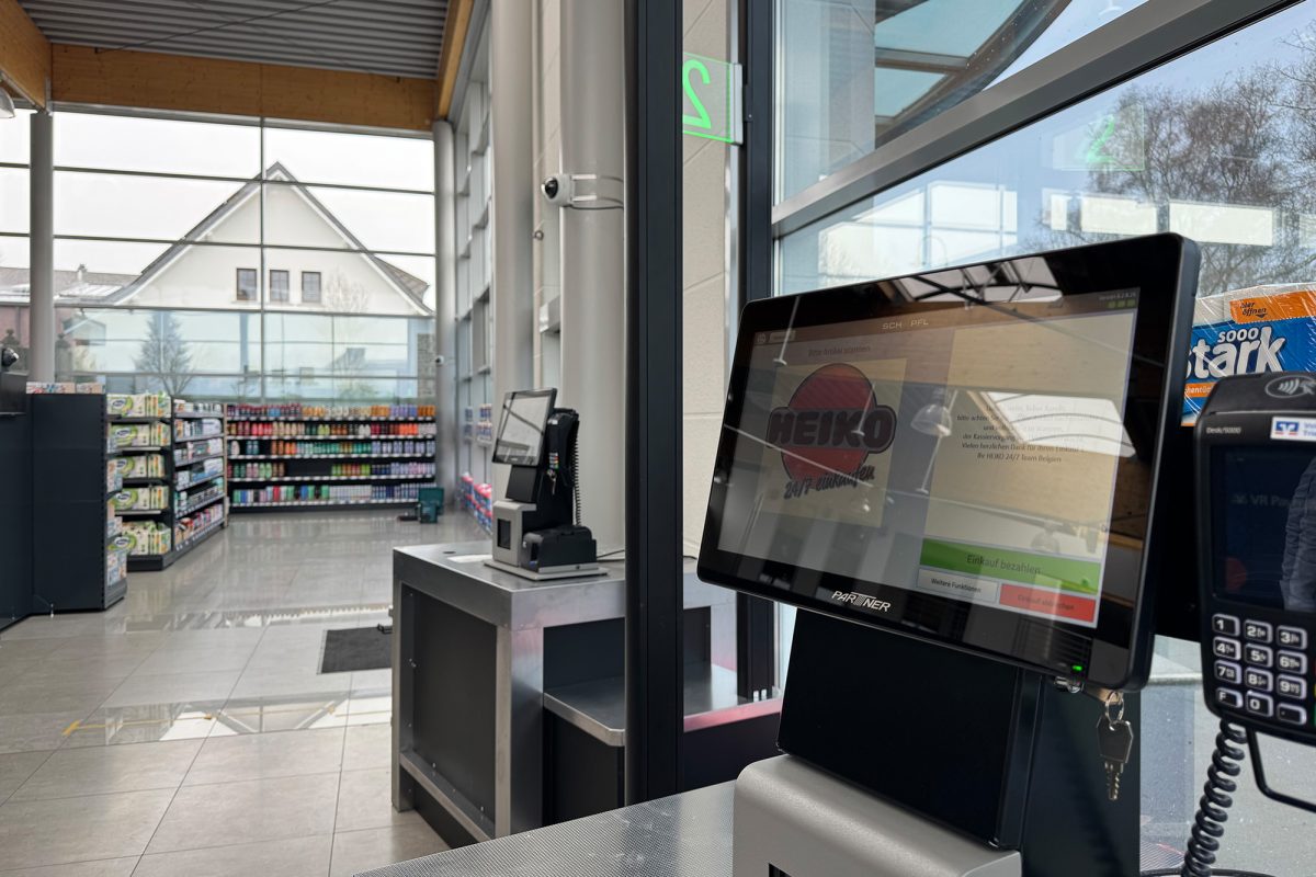 Die Kasse, an der Kunden ihre Waren selbst scannen, können, zeigt auf dem Start-Bildschirm das Logo des Unternehmens des