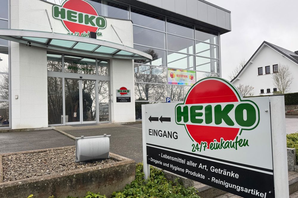 das ehemalige Autohaus, in dem der Supermarkt eröffnet, ist rundum verglast