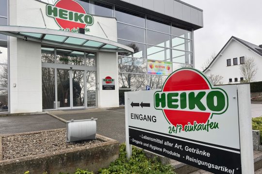 das ehemalige Autohaus, in dem der Supermarkt eröffnet, ist rundum verglast