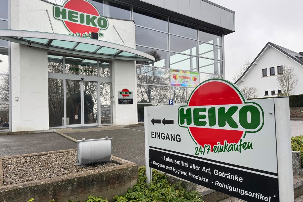 das ehemalige Autohaus, in dem der Supermarkt eröffnet, ist rundum verglast