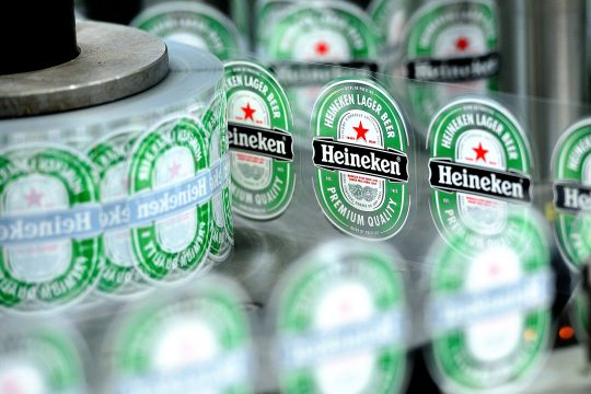 Maschine druckt Etiketten für Heineken-Bierflaschen