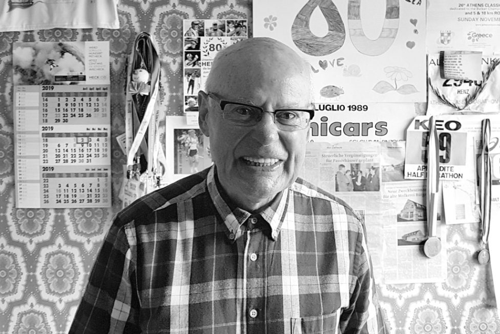 Helmuth Henz lächelt in die Kamera, das Bild ist in schwarz-weiß