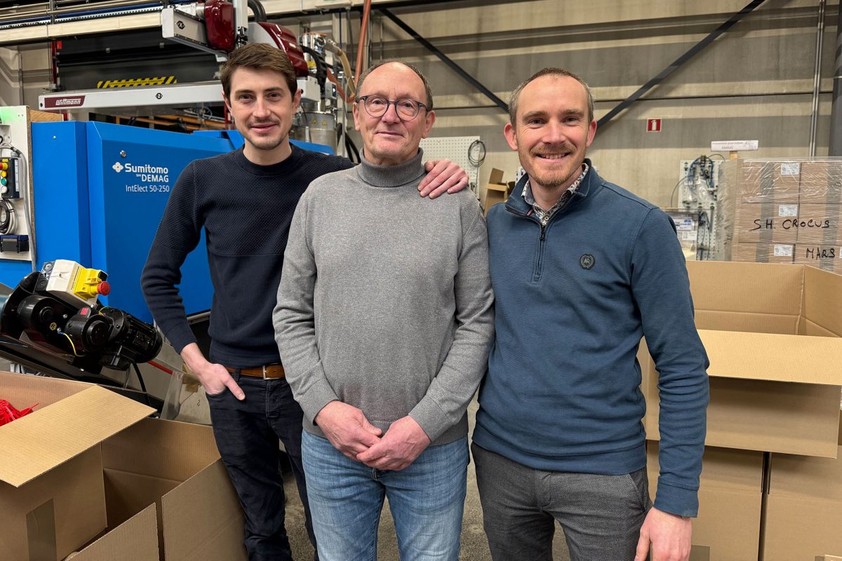 Projektmanager Paul Sirben, Werkzeughersteller Alfred Heeren und Technikmanager Ghislain Verstraelen in der Halle des Unternehmens Plastiqual