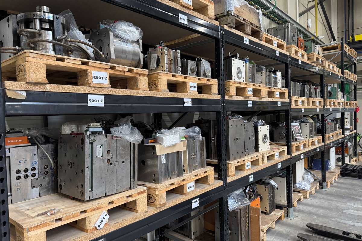 Ein Regal mit Werkzeug-Teilen der Presse in der Halle