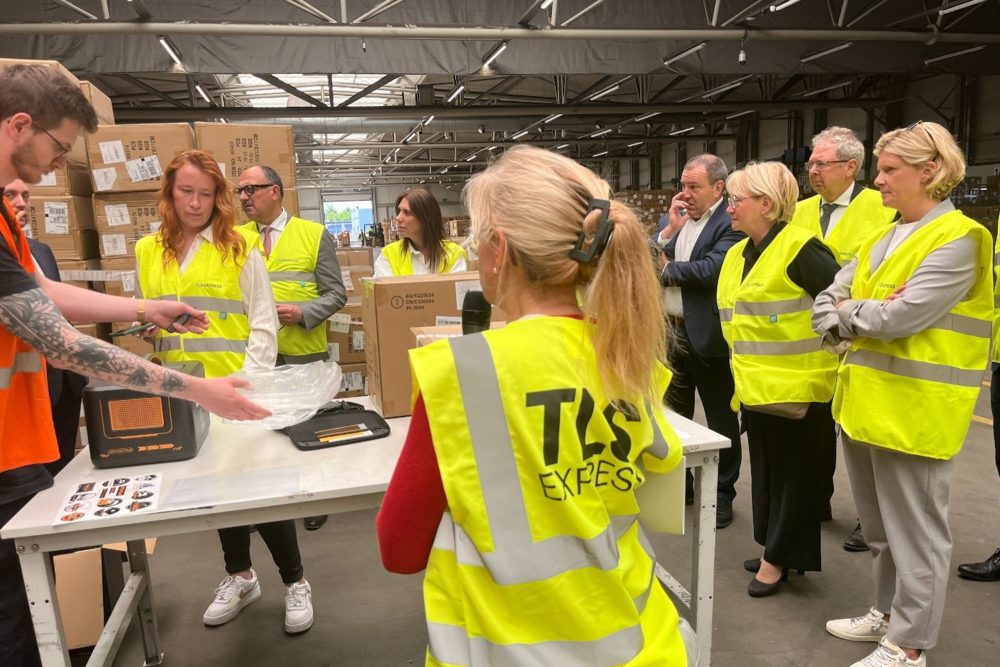 Besuch des IPR-Wirtschaftsausschusses in der Zollabteilung des Lütticher Flughafens