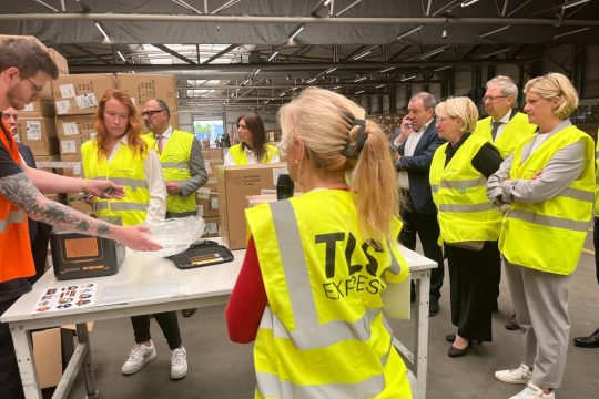 Besuch des IPR-Wirtschaftsausschusses in der Zollabteilung des Lütticher Flughafens