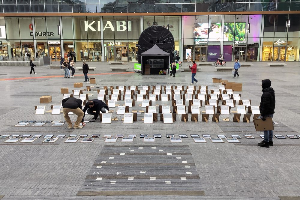 700 Fotos getöteter Iraner auf der Place de la Monnaie in Brüssel