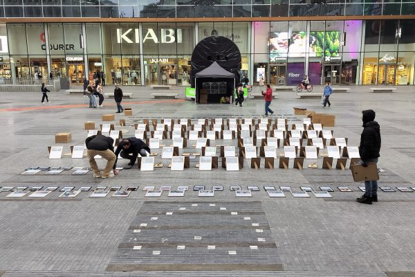 700 Fotos getöteter Iraner auf der Place de la Monnaie in Brüssel