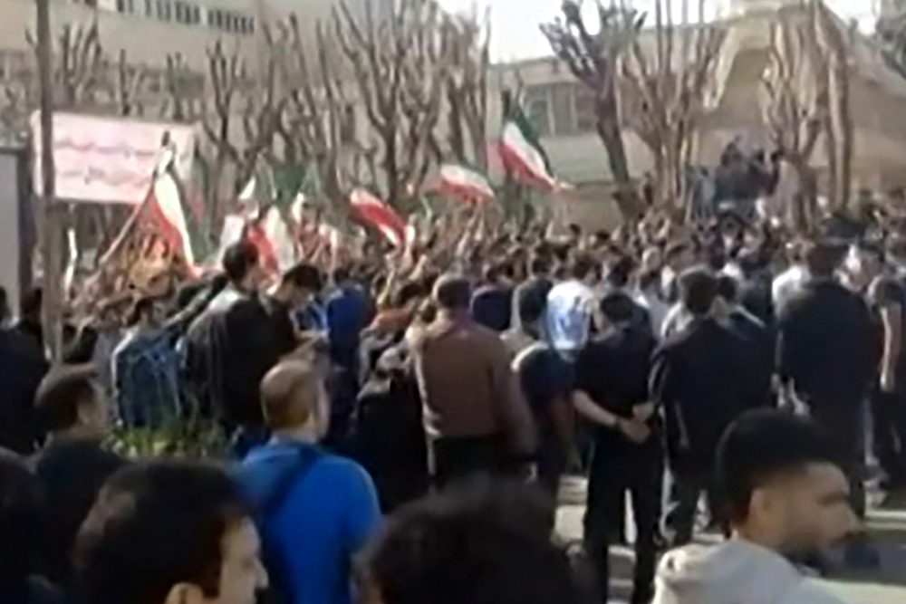 Ein Video in den sozialen Medien zeigt offenbar Demonstranten in der Nähe der Sharif-Universität in Teheran