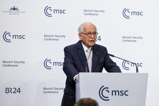 Der Vorsitzende der Sicherheitskonferenz am Rednerpult