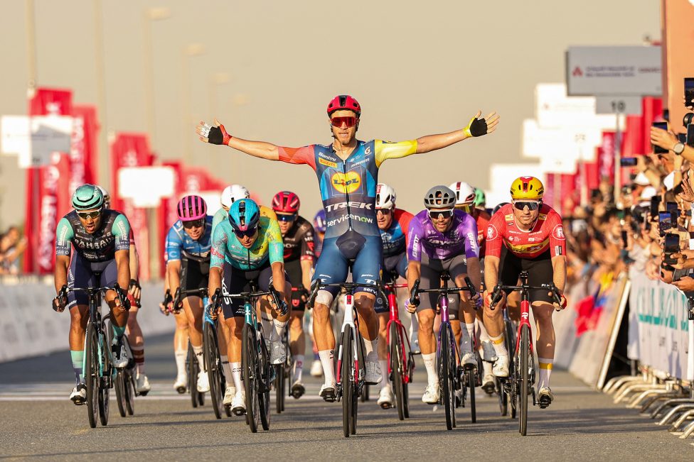 Jonathan Milan reckt bei der Zielankunft im Massensprint jubelnd die Arme in die Höhe