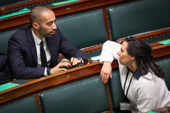 Der CD&V-Abgeordnete Sammy Mahdi in der Kammer im Gespräch mit einer Kollegin