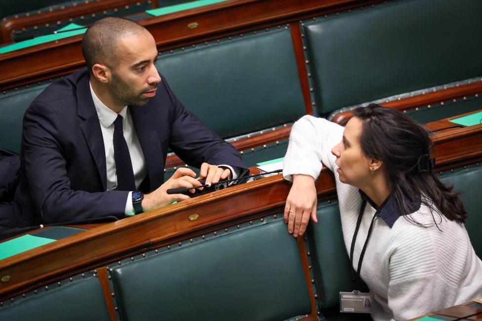 Der CD&V-Abgeordnete Sammy Mahdi in der Kammer im Gespräch mit einer Kollegin