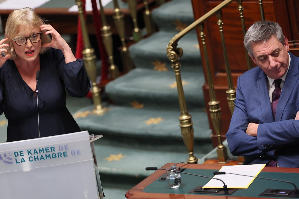 Sofie Merckx und Jan Jambon während der Debatte in der Kammer