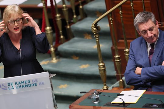 Sofie Merckx und Jan Jambon während der Debatte in der Kammer