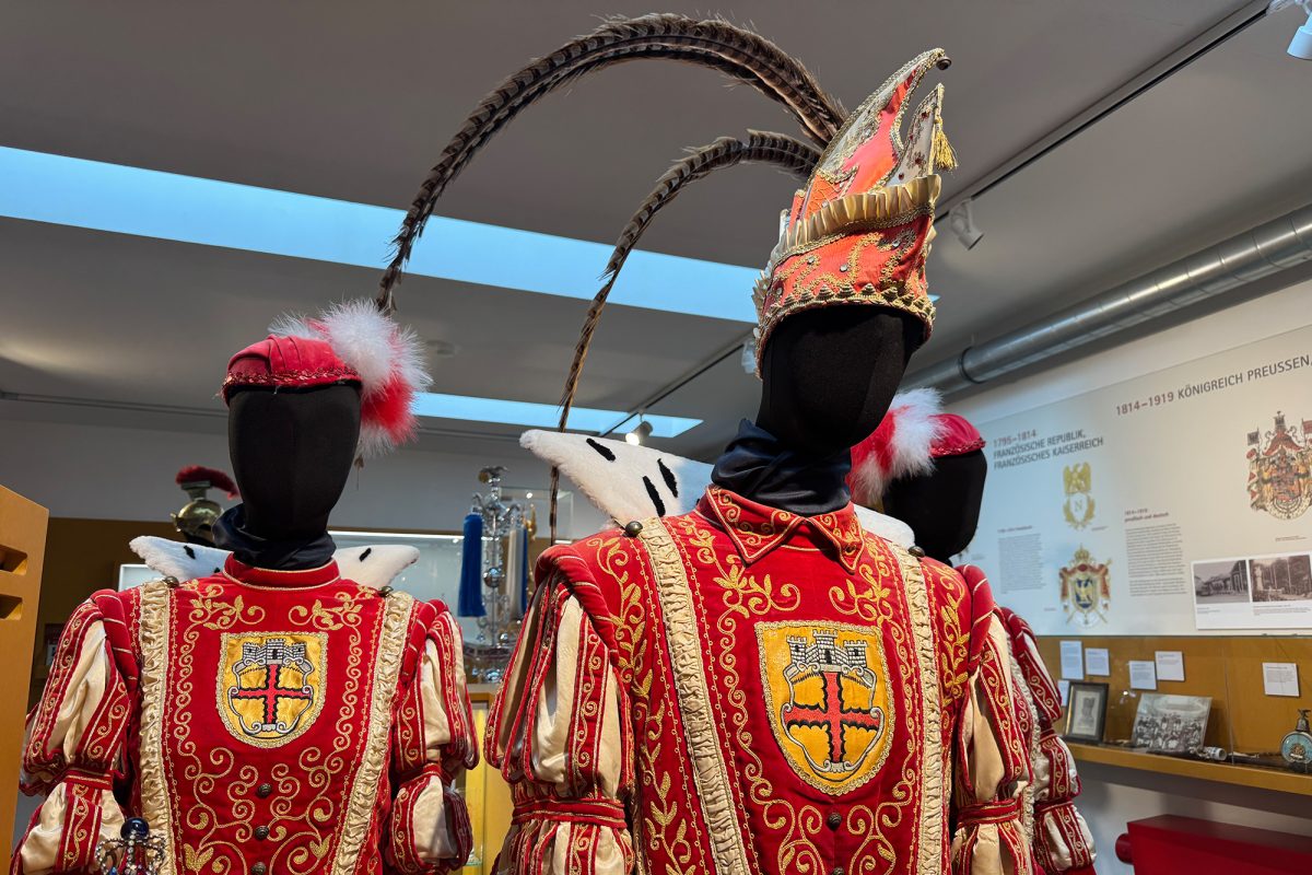 Prinzen- und Pagenkostüme bei der Karnevalsausstellung im Eupener Stadtmuseum