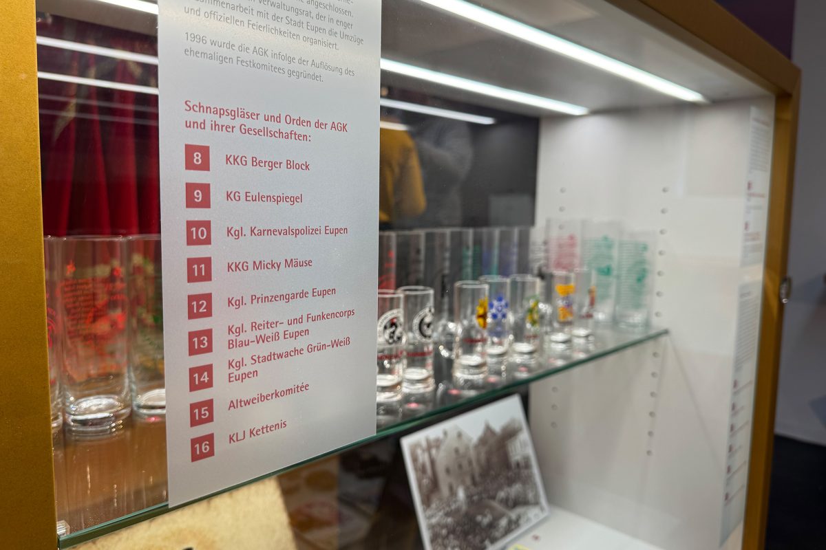 Schnapsgläser bei der Karnevalsausstellung im Eupener Stadtmuseum