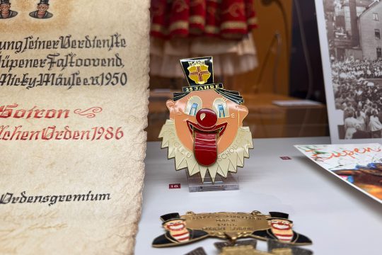 Scholl- und Schöllchen-Orden bei der Karnevalsausstellung im Eupener Stadtmuseum