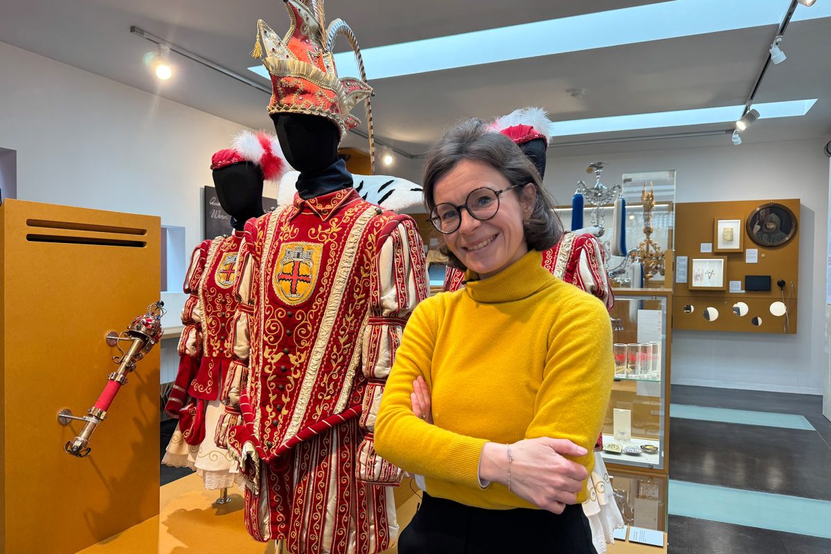 Catherine Weisshaupt, Leiterin des Stadtmuseum Eupen, vor einem Prinzenkostüm