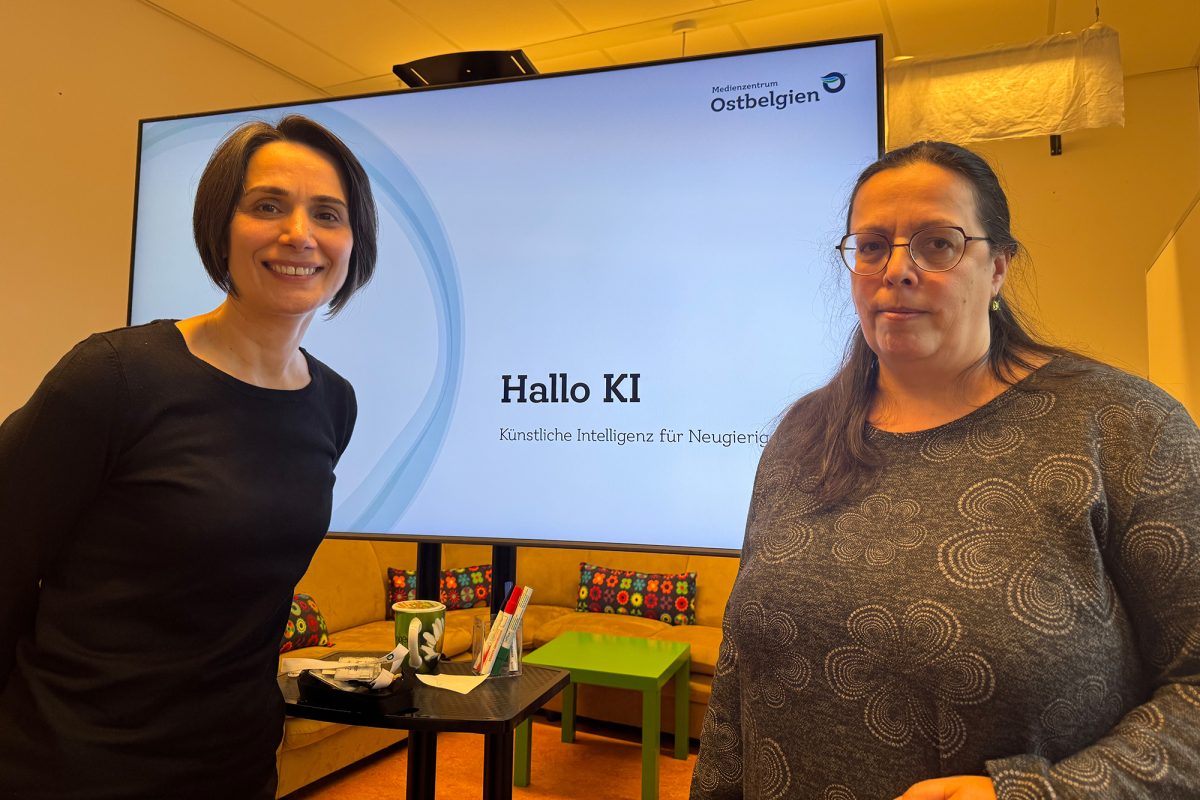 Jasminka Muradbasic und Gerlinde Wächter vom Medienzentrum stehen vor einem großen Monitor