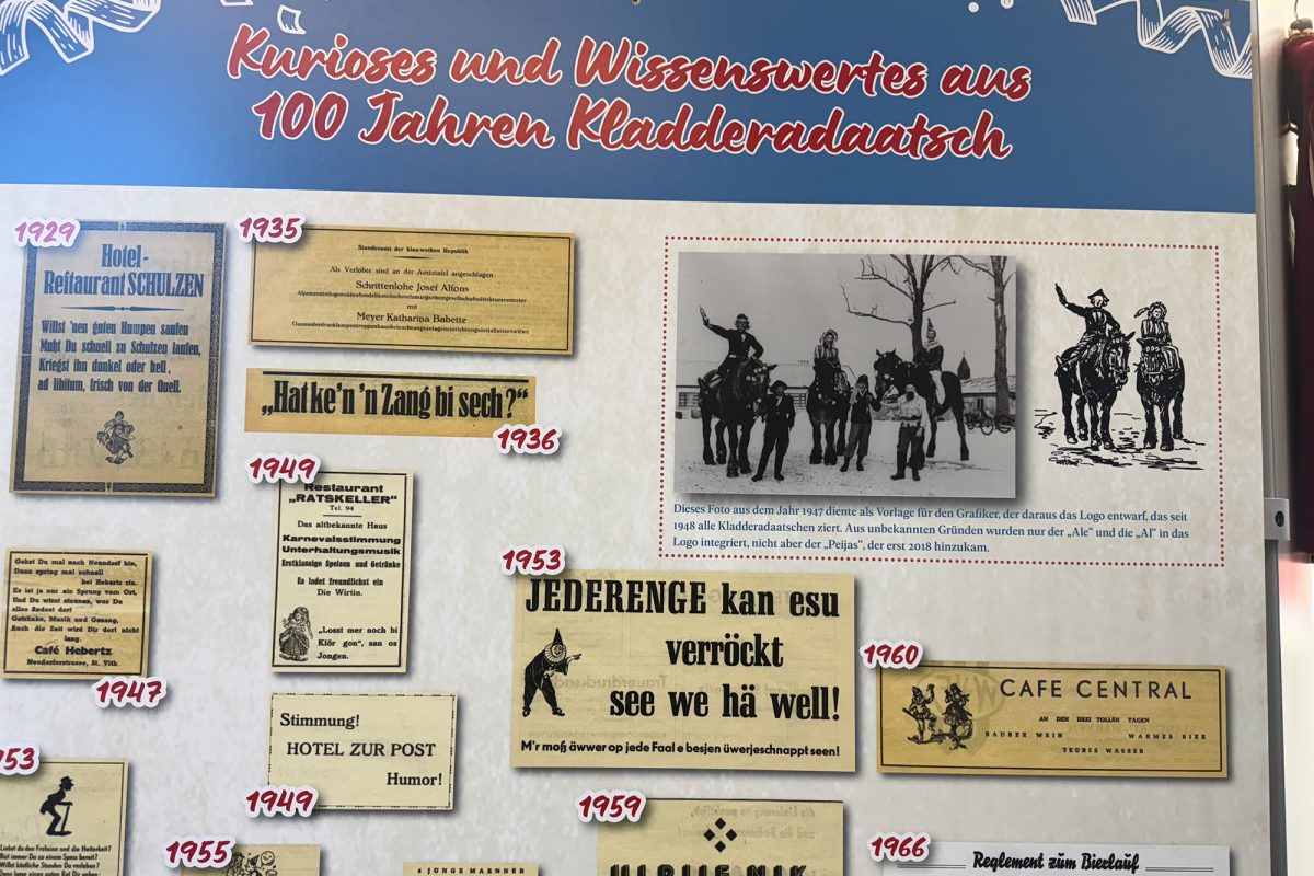 Ausschnitte aus Zeitschriften der verschiedenen Jahre auf einer Schautafel