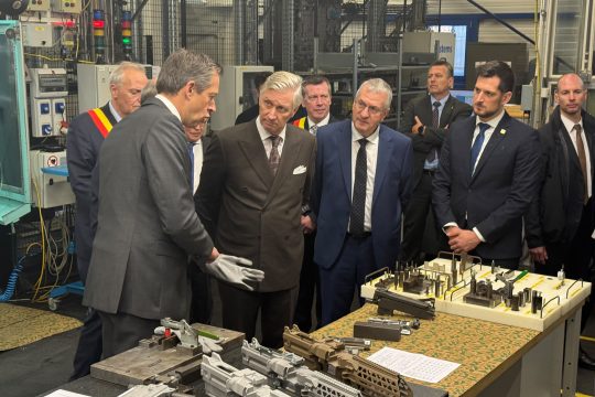 König Philippe bekommt Erklärungen bei FN Herstal