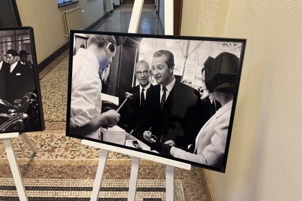 Foto von König Albert bei einem Besuch bei FN Herstal
