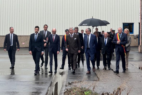 König Philippe und Begleiter auf dem Gelände von FN Herstal