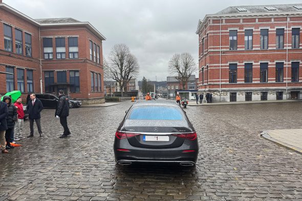 Das Auto des Königs mit dem Nummernschild "1" verlässt das Gelände