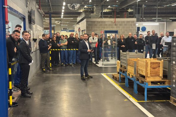 Personal versammelt sich für den Königsbesuch