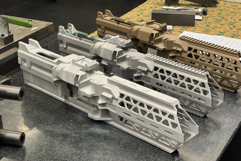 Bauteile in der Waffenfabrik FN in Herstal