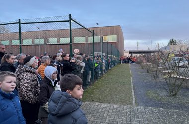 Zuschauer bei der Vorführung von Polizei und Feuerwehr