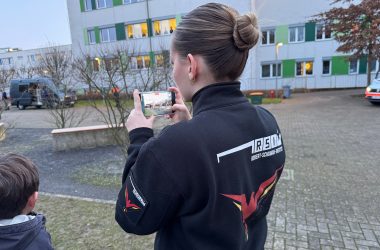RSI-Mitarbeiterin filmt bei der Vorführung von Polizei und Feuerwehr