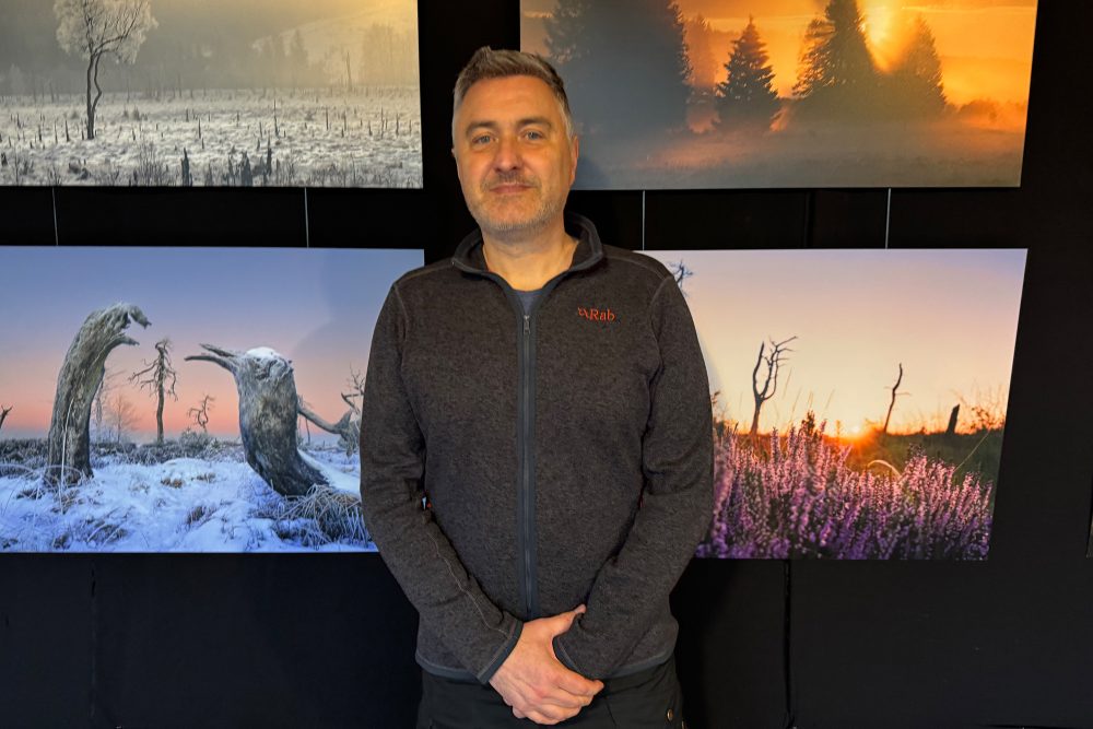 Der Fotograf Samuel Letêcheur vor seinen Bildern