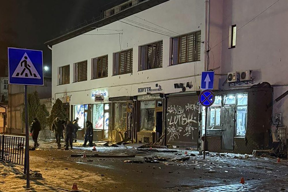 Einsatzkräfte am Ort der Explosion in Lwiw