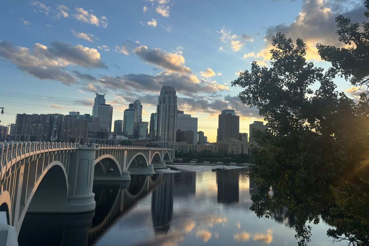 Blick auf eine Brücke in Minneapolis, die über einen großen Fluss führt