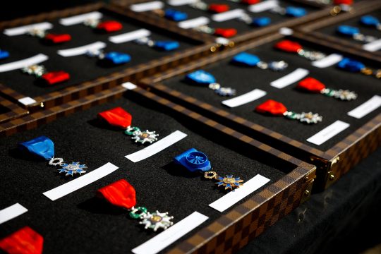 Französische Nationalorden liegen aneinandergereiht in Kästen