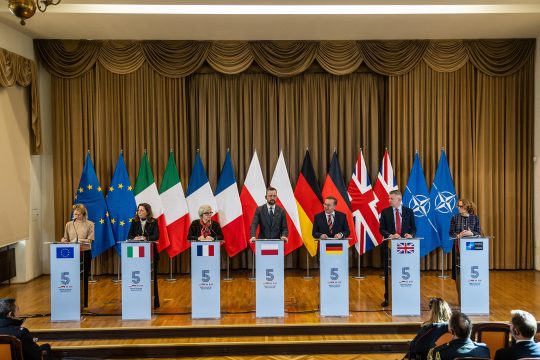 Die Hohe Vertreterin der Europäischen Union für Außen- und Sicherheitspolitik, Kaja Kallas, die italienische Staatssekretärin für Verteidigung, Isabella Rauti, die französische Verteidigungsministerin Catherine Vautrin, der stellvertretende polnische Ministerpräsident und Verteidigungsminister Wladyslaw Kosiniak-Kamysz, Deutschlands Verteidigungsminister Boris Pistorius, Großbritanniens Staatsminister für Verteidigungsbereitschaft und Industrie Luke Pollard und die stellvertretende Nato-Generalsekretärin Radmila Sekerinska bei einer Pressekonferenz