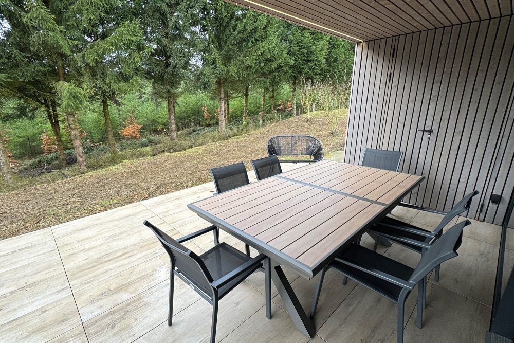 Terrasse an einem Chalet im Nature Lake Village in Wirtzfeld, Nähe Bütgenbacher See