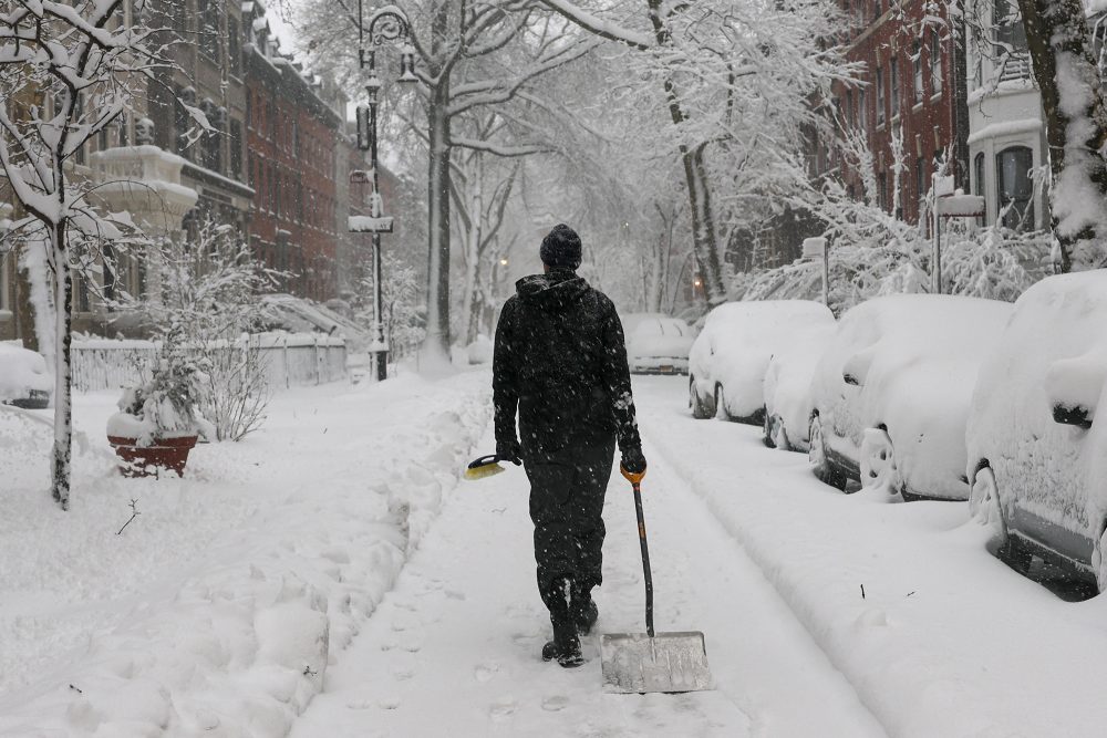 Anwohner mit Schneeschaufel in Brooklyn