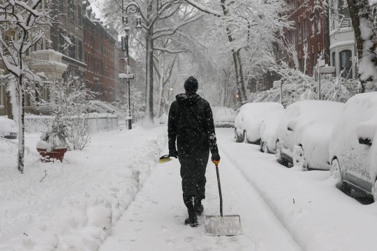 Anwohner mit Schneeschaufel in Brooklyn