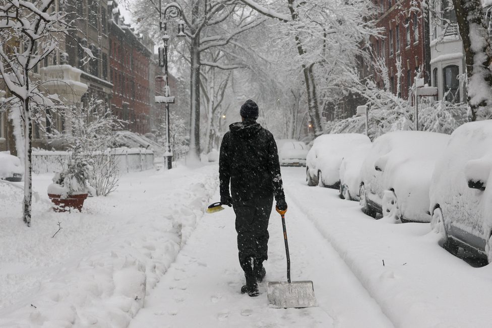 Anwohner mit Schneeschaufel in Brooklyn