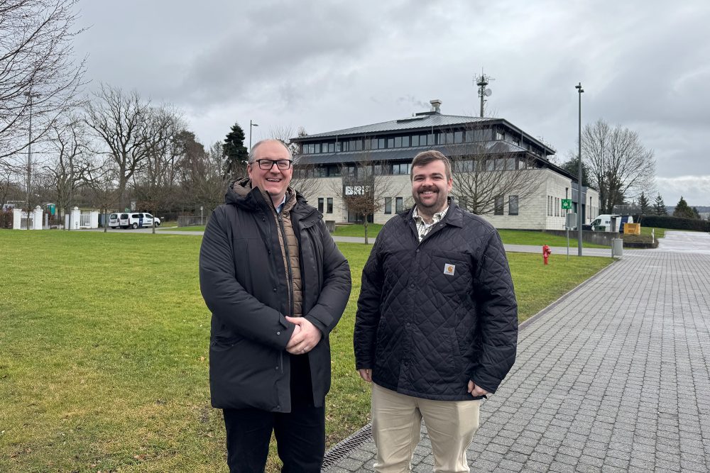 Finanzschöffe Fabrice Paulus (li.) und Kulturschöffe Nicolas Pommée posieren vor dem BRF-Funkhaus für ein Foto