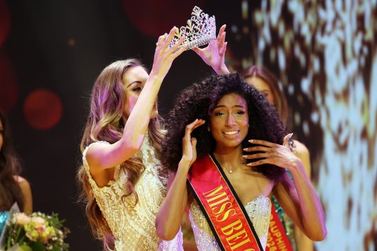 Die Miss Belgium aus 2025, Karen Jansen, mit der Miss Belgium 2026, Olga Lombardo